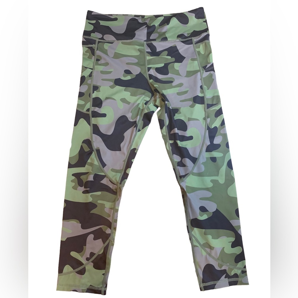 Zyia light n tight pocket camo leggings 7/8 hi rise